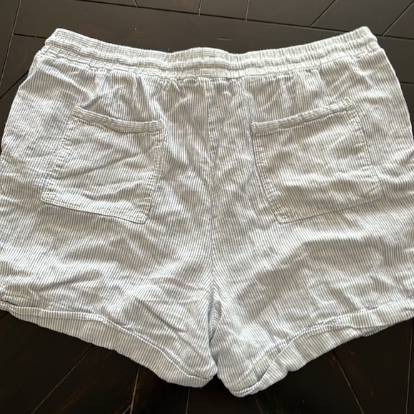 Easy breezy blue and white pull on shorts by Ellen Tracy! - Picture 5 of 5